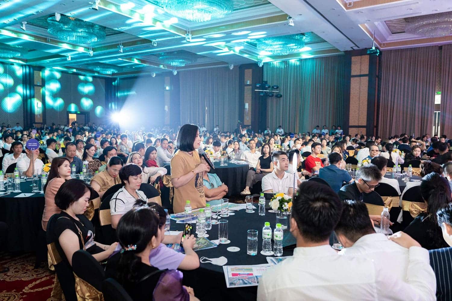 Các nhà đầu tư BĐS quay trở lại thị trường trong một sự kiện của chủ đầu tư Vinhomes.