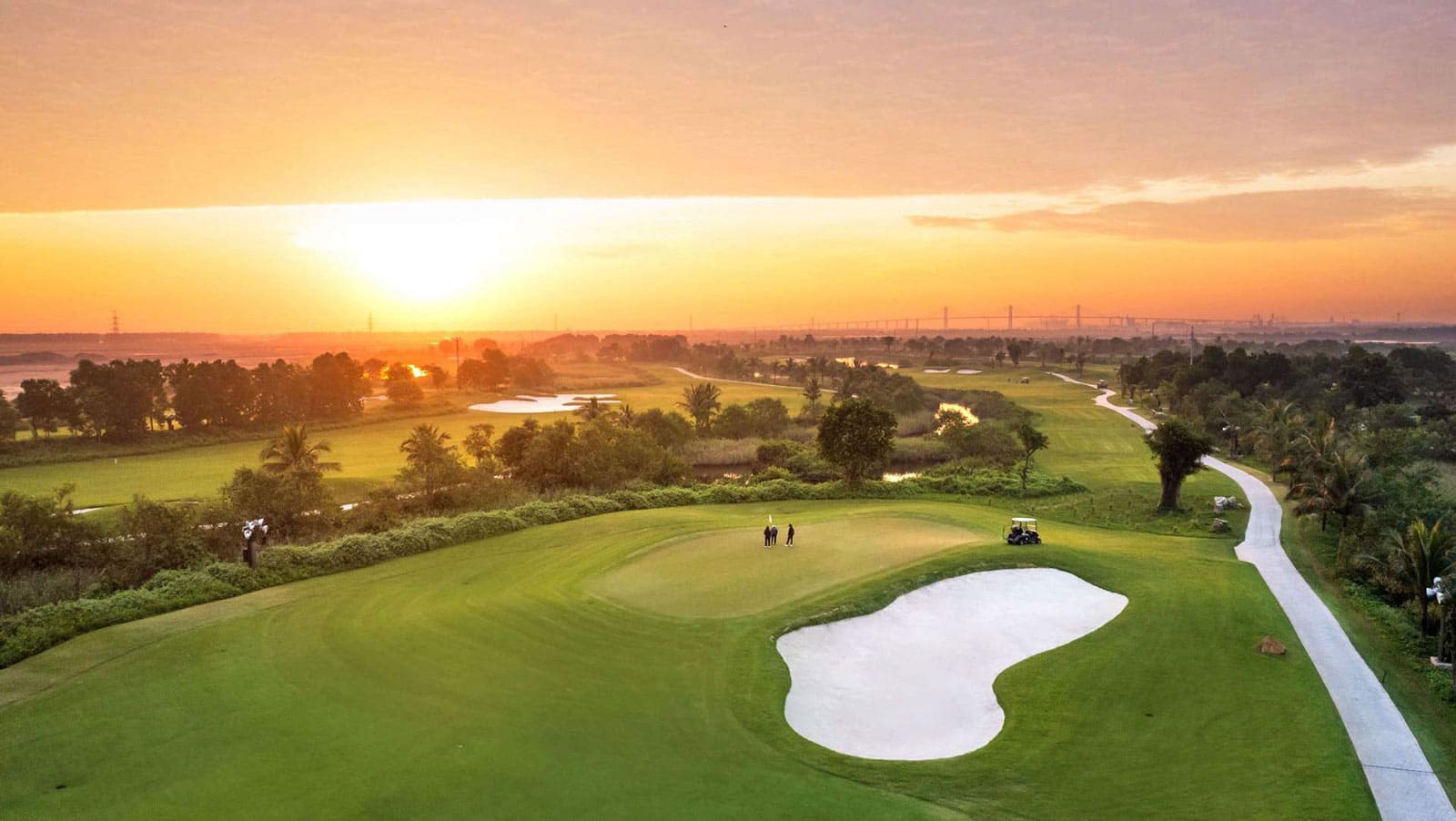 Sân golf đẳng cấp hàng đầu Đông Nam Á tại Thành phố đảo Hoàng gia với phong cách thiết kế đa dạng, mang tới nhiều trải nghiệm khác biệt cho người chơi.